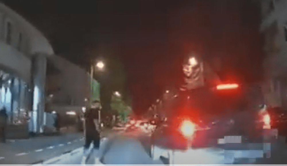 Momentul în care un pieton agresiv este pus la punct de mascați, după ce a devenit agresiv VIDEO