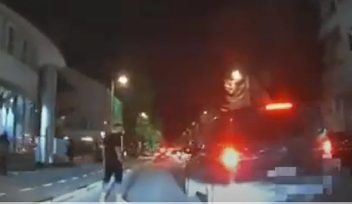 Bărbatul a devenit agresiv în trafic  FOTO Captură Youtube