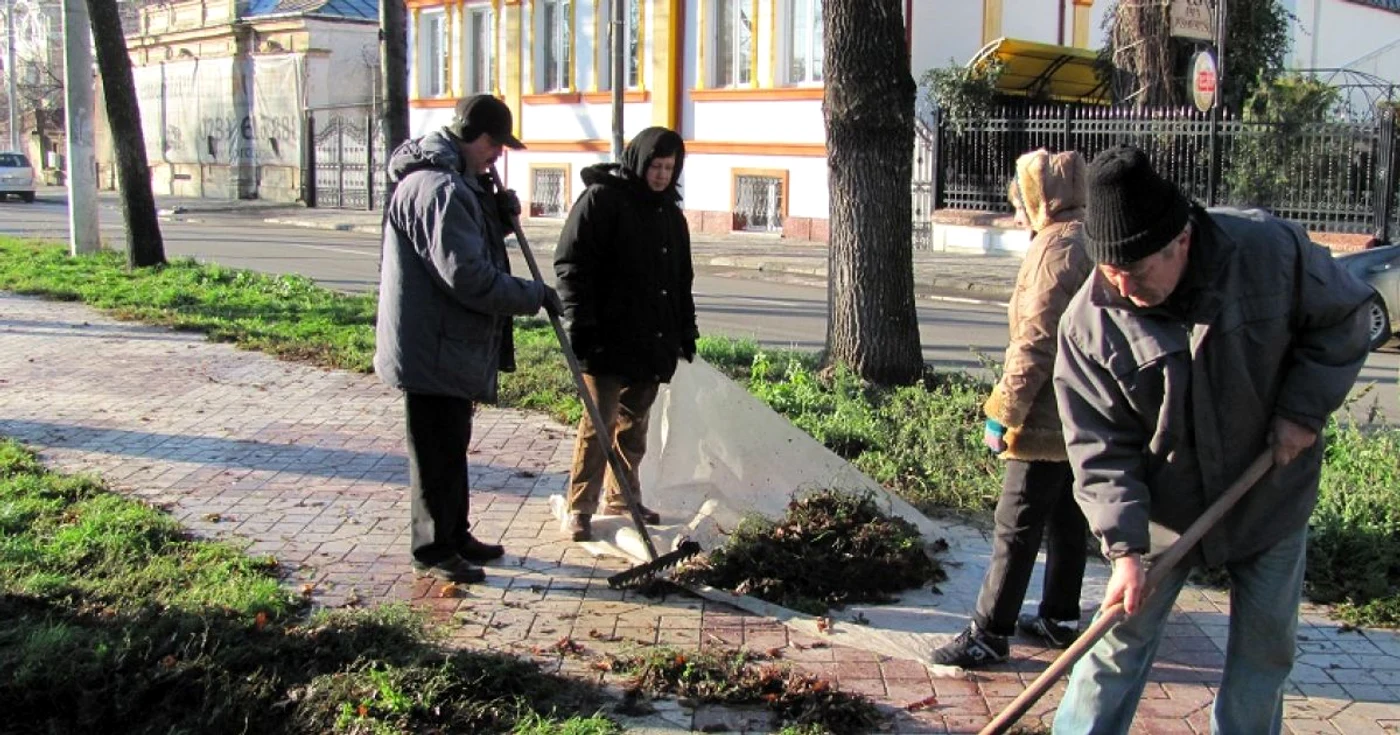 Beneficiarii ajutoarelor sociale fac curăţenie pentru a-şi primi banii
