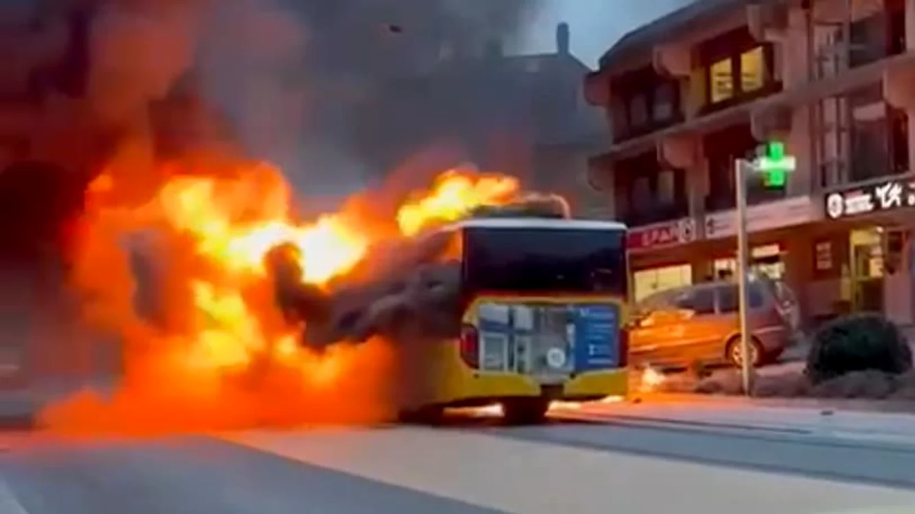 Autobuzul a luat foc FOTO: X