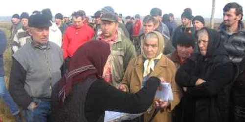 Circa 40 de săteni din Hânţeşti se află în faţa Prefecturii Suceava