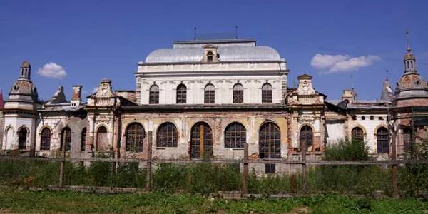 Cazinoul din Vatra Dornei este într-o stare deplorabilă. FOTO
