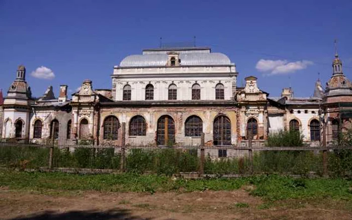 Cazinoul din Vatra Dornei este într-o stare deplorabilă. FOTO: Nicoleta Cherechesiu