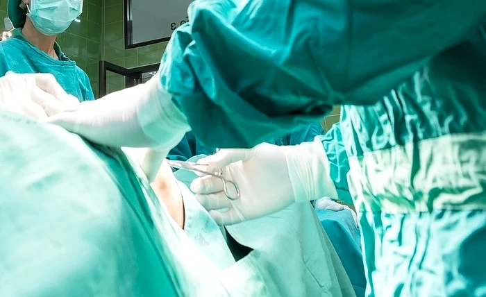 Chirurgul care îl opera s-a ales și el cu arsuri