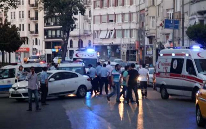 Ambulanţe şi forţe de poliţie la locul incidentului