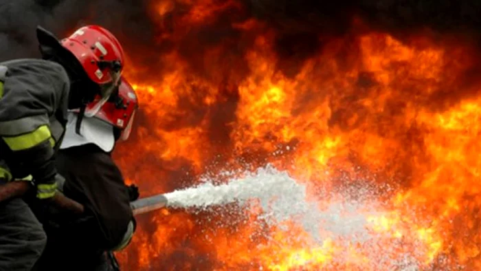 Pompierii intervin de urgență pentru stingerea incendiului / Sursa foto: Arhivă