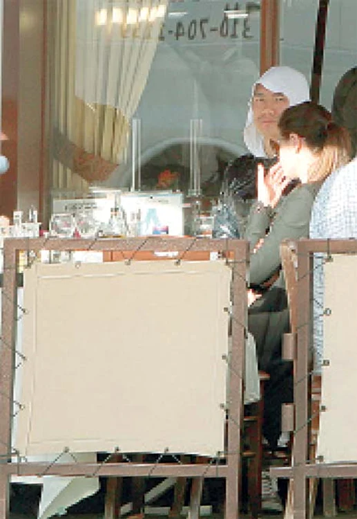 
    Moni şi iubitul  au luat masa la  un restaurant  din Beverly Hills  