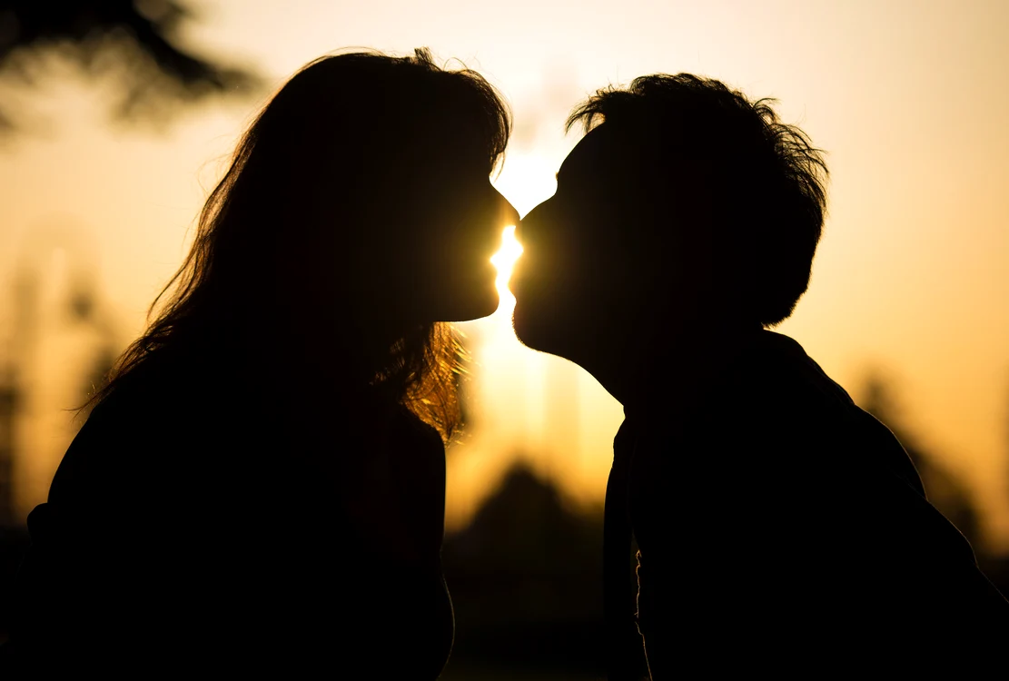 Ce cred bărbații că este romantic și ce consideră femeile, de fapt, despre aceste lucruri