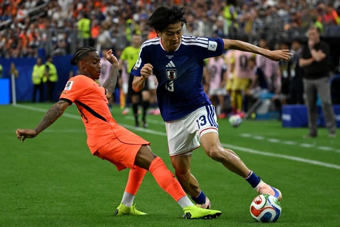 Crysencio Summerville încearcă să-l oprească pe Keito Nakamura (Foto: EPAImages)