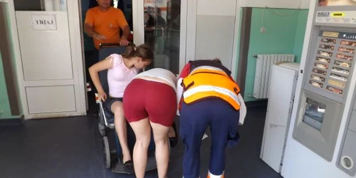 o fetita muscata de sarpe in mehedinti FOTO Corina Macavei
