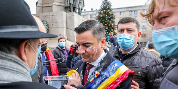 Primarul Iaşiului Mihai Chirică stropit de protestatari FOTO Inquam Photos / Liviu Chirica