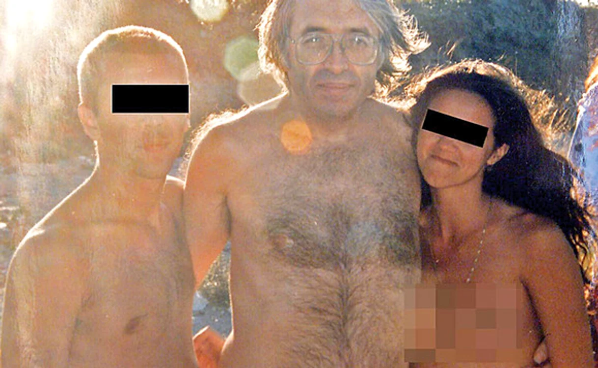 
    Yoghinele erau amorezate până peste cap de Bivolaru şi îi trimiteau acestuia fotografii în pielea goală sau îmbrăcate foarte sumar  