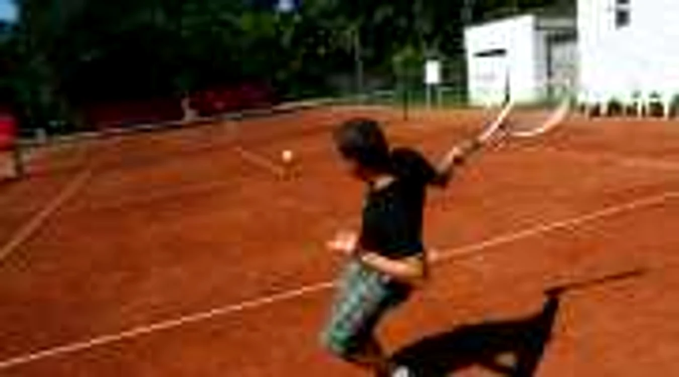 Poliţiştii se întrec în competiţia de tenis Foto: Adevărul