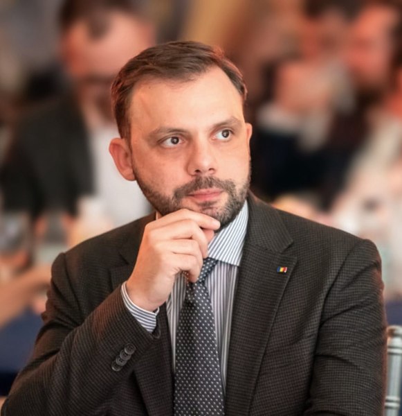 După demisia de la AMPIP, Mihai Precup a fost numit în funcţia de secretar de stat în cadrul Cancelariei prim-ministrului