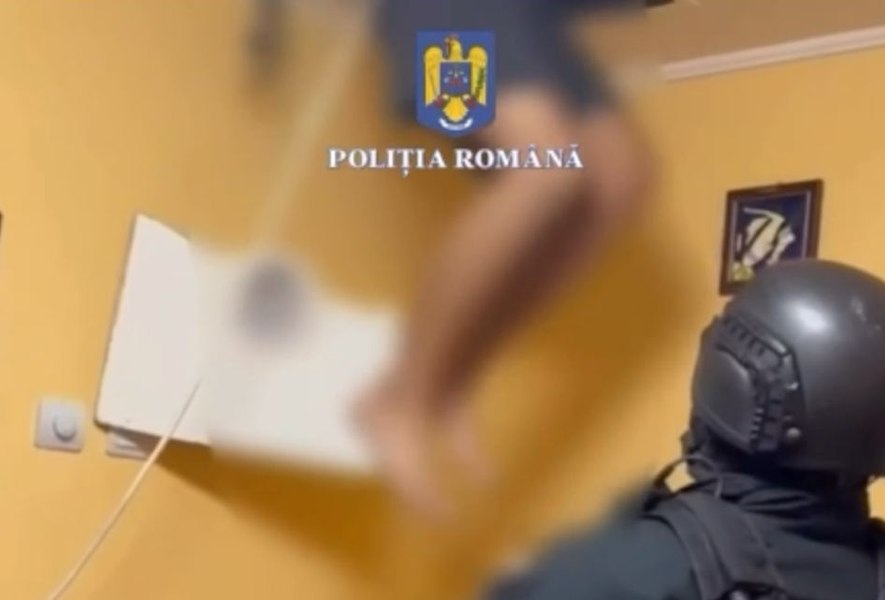 Un bărbat urmărit național, găsit ascuns în tavan de mascați: „Acum ieși afară!”