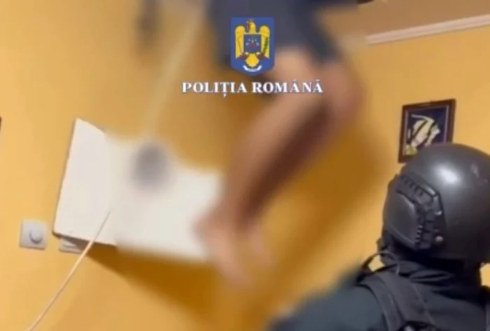 Un bărbat urmărit național, găsit ascuns în tavan de mascați FOTO: Captură video