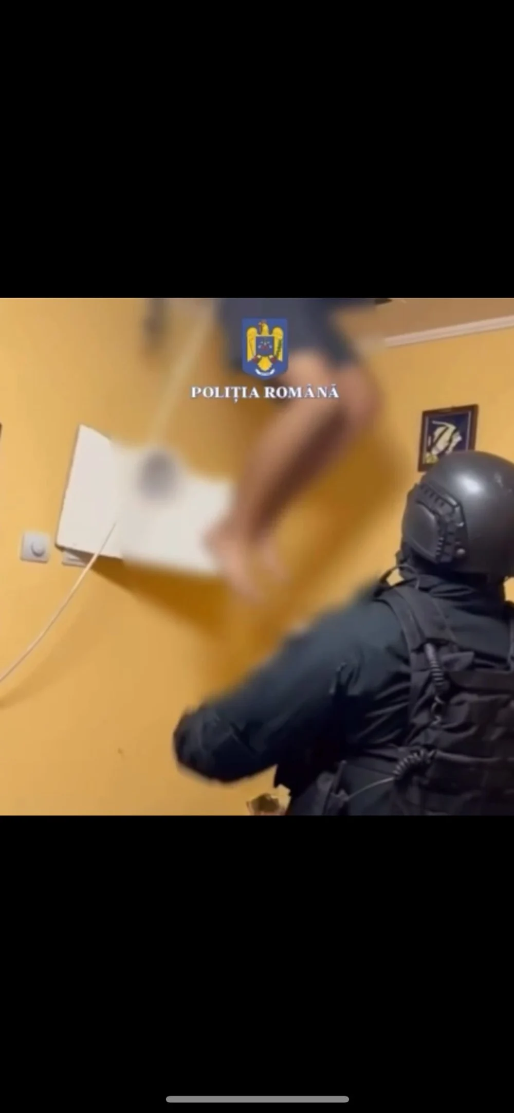 Un bărbat urmărit național, găsit ascuns în tavan de mascați: „Acum ieși afară!”