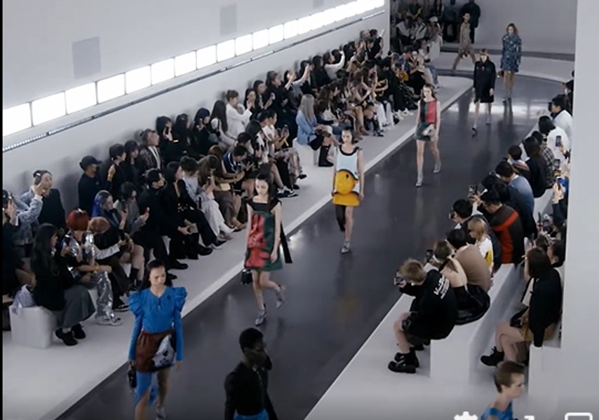 Louis Vuitton a pus în scenă prezentarea de modă „Voyager” la Shanghai VIDEO