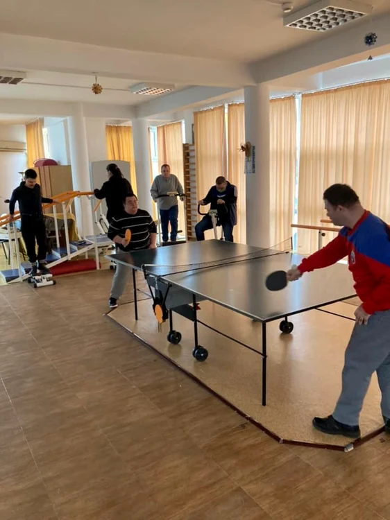La centrul de zi al Organizaţiei TREBUIE copiii şi adulţii cu nevoi speciale fac activităţi de tot felul FOTO: Facebook/Trebuie Organizaţia Olt