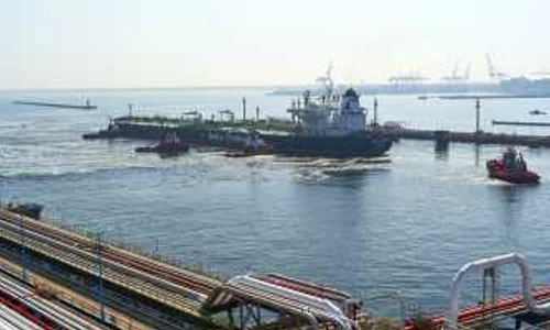 Un petrolier aducand petrol intr-un port din Polonia FOTO EPA-EFE