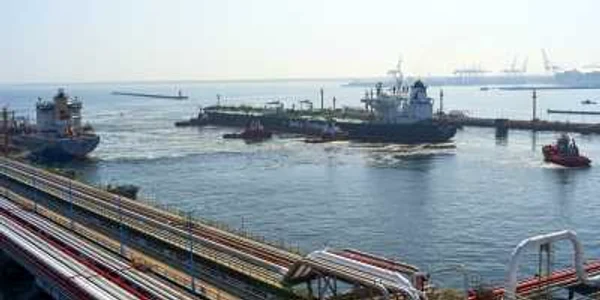 Un petrolier aducand petrol intr-un port din Polonia FOTO EPA-EFE