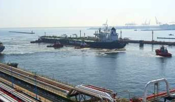 Un petrolier aducand petrol intr-un port din Polonia FOTO EPA-EFE