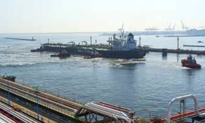 Un petrolier aducand petrol intr-un port din Polonia FOTO EPA-EFE