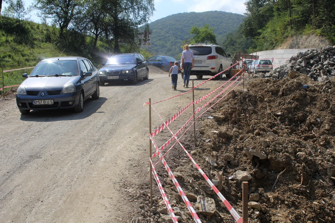 
    Drumul Judeţean 687 K pare un şantier abandonat  