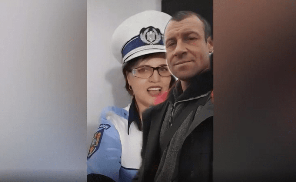 VIDEO Femeile costumate în polițiste, anchetate pentru uzurpare de calități oficiale. Au dansat „Găina“ la nunta unei colege