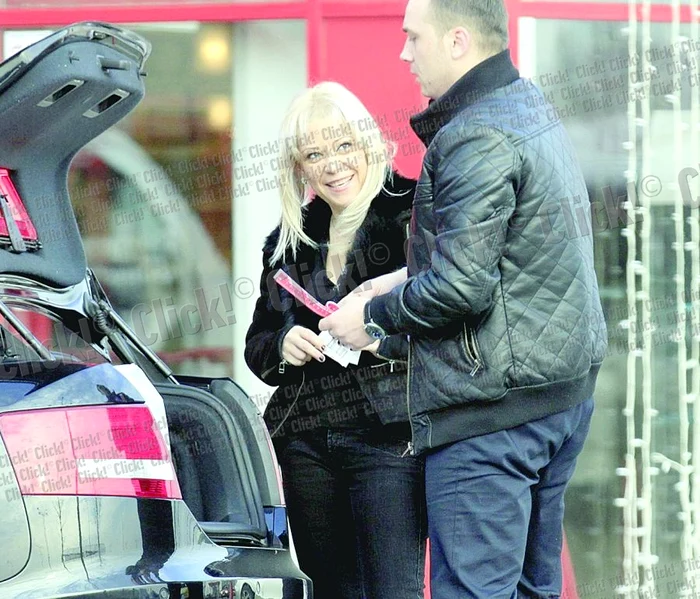 Nevasta s-a consolat cu şoferul la cumpărături