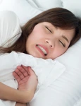 femeie somn bruxism scrasneste din dinti jpeg