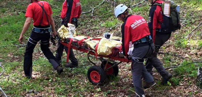 Bărbatul a fost preluat de un echipaj al Salvamont.