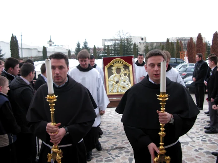 Icoana de la Cacica este purtată în pelerinaj prin toate parohiile din Moldova FOTO catholica.ro