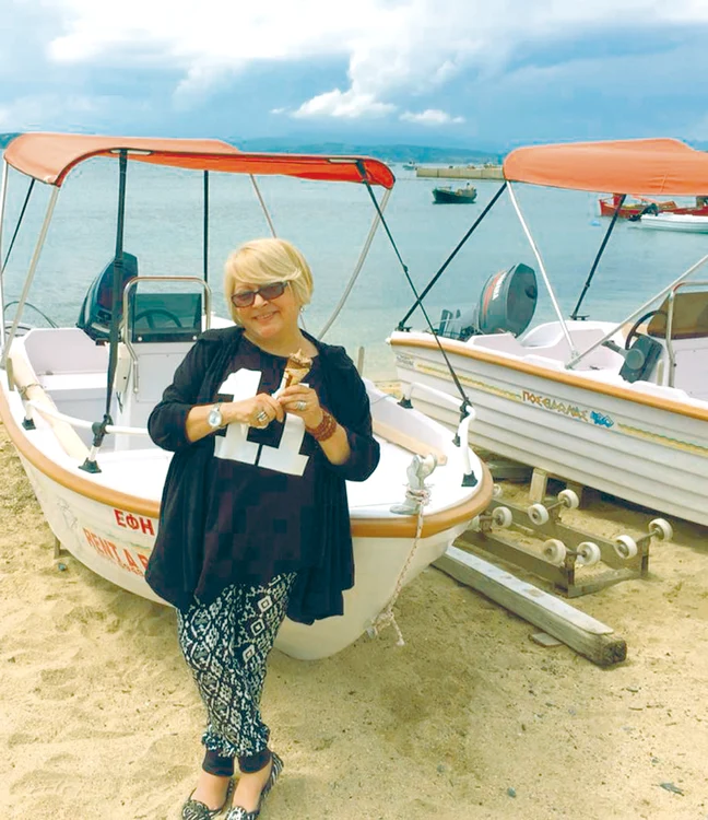 
    Solistei îi place să  stea la soare și să mănânce multe preparate pe bază de pește (Foto: arhiva personală)  