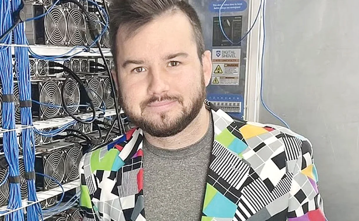 John Paul Baric face bani din subsolul casei părinteşti