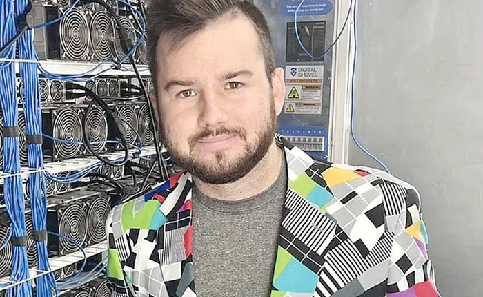 John Paul Baric face bani din subsolul casei părinteşti