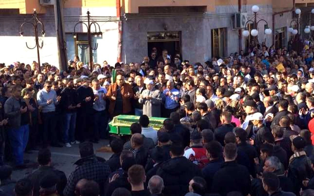 Ceremonia de înmormântare a lui Ismail Iaşar, în Piaţa Chiliei din Constanţa. FOTO V.M.