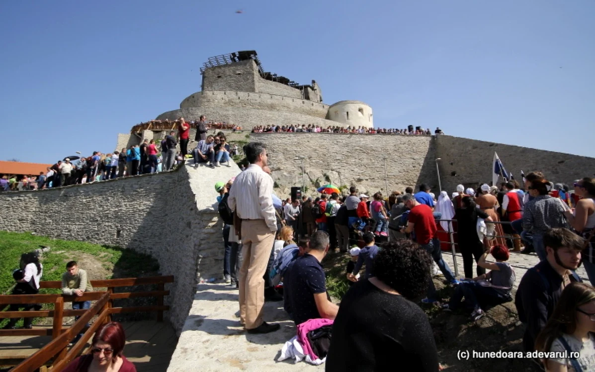 Cetatea Devei, în aprilie 2016 Foto: Daniel Guţă, ADEVĂRUL