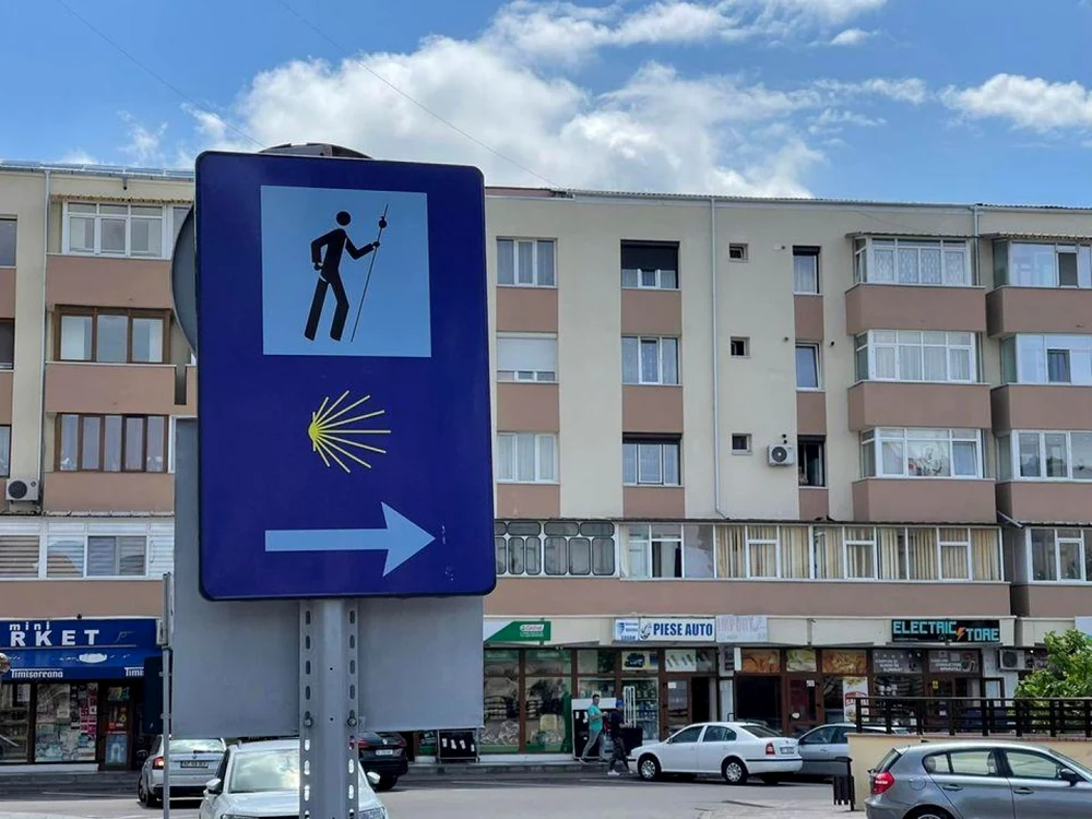 Indicator care arată traseul Camino FOTO Primăria Roman