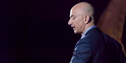  Jeff Bezos cu un telefon in mână FOTO AFP 