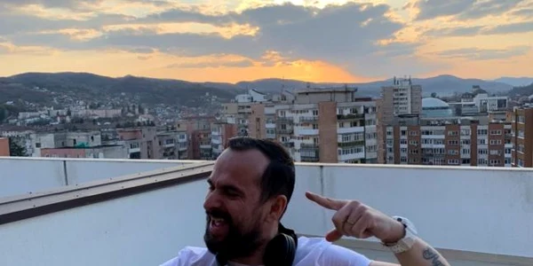 Deejay Tomy „nebunul” care face terapie prin muzică live şi pentru vecini de pe terasa apartamentului din Râmnicu Vâlcea în plină pandemie Foto Adevărul