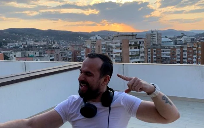 Deejay Tomy - „nebunul” care face terapie prin muzică live şi pentru vecini, de pe terasa apartamentului din Râmnicu Vâlcea, în plină pandemie Foto Adevărul