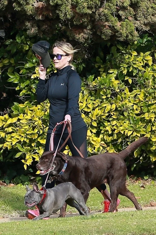 Reese Witherspoon a fost însoțită la alergat de cei doi câini ai familiei, un bulldog francez și un labrador