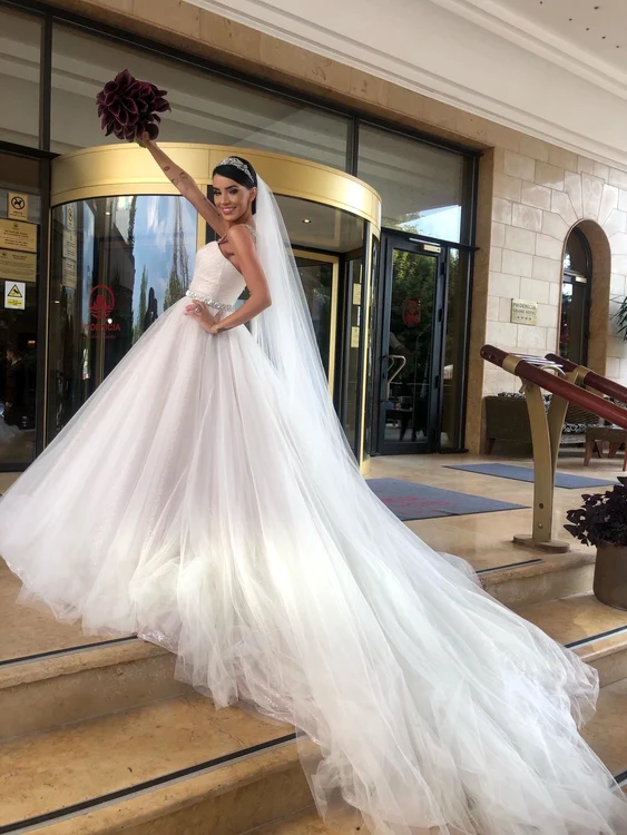 Adelina Pestriţu scoate la licitaţie rochia cu trenă de 4 metri, care cântăreşte 10 kg