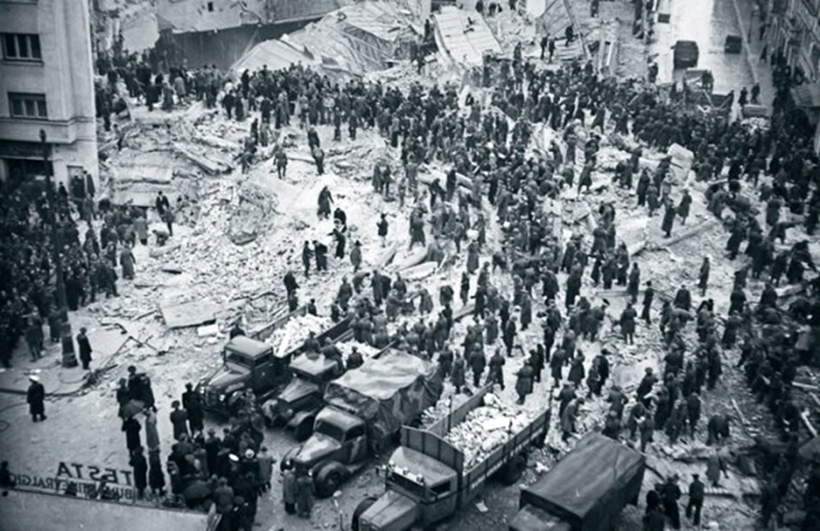 Oamenii adunați la blocul „Carlton” după seismul din 10 nov, 1940. Sursă foto: Wikipedia