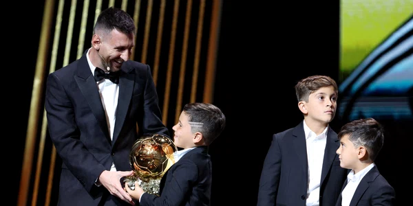 Lionel Messi balon de aur 2023 alaturi de copii  Foto Gettyimages jpg