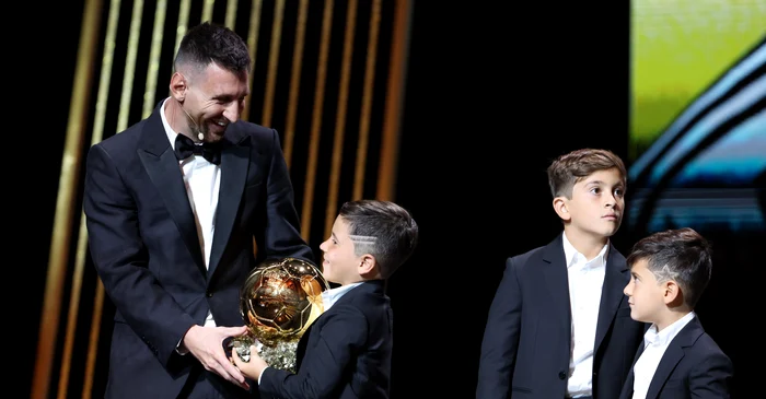 Lionel Messi le-a dat trofeul copiilor săi. Foto Getty images