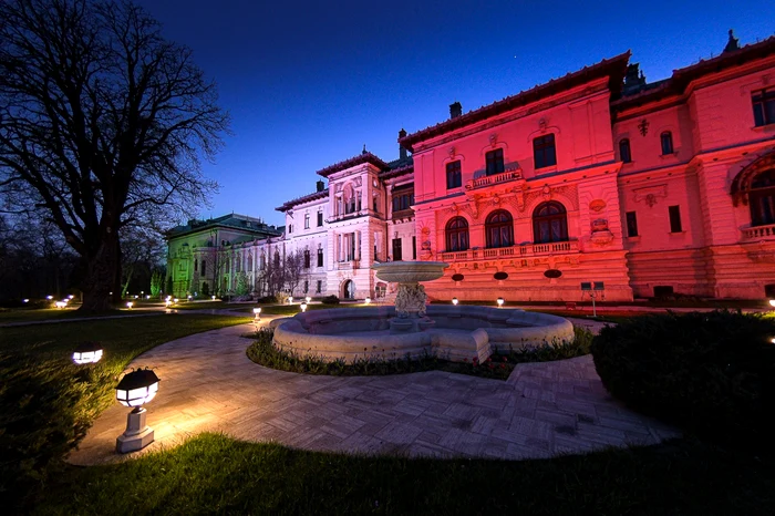 Palatul Cotroceni, iluminat în culorile Italiei în semn de solidaritate, pe fondul pandemiei de coronavirusFoto: Twitter