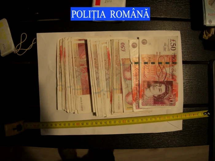 Diverse sume în banctone străine au fost descoperite acasâ la suspect. FOTO Poliţia Română