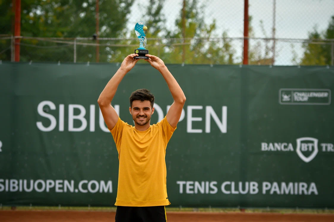 
    După Adrian Ungur, în 2012 și 2015, un alt jucător roman câștigă titlul celui mai important turneu de tenis masculin din România, Sibiu OpenFoto: Click!  